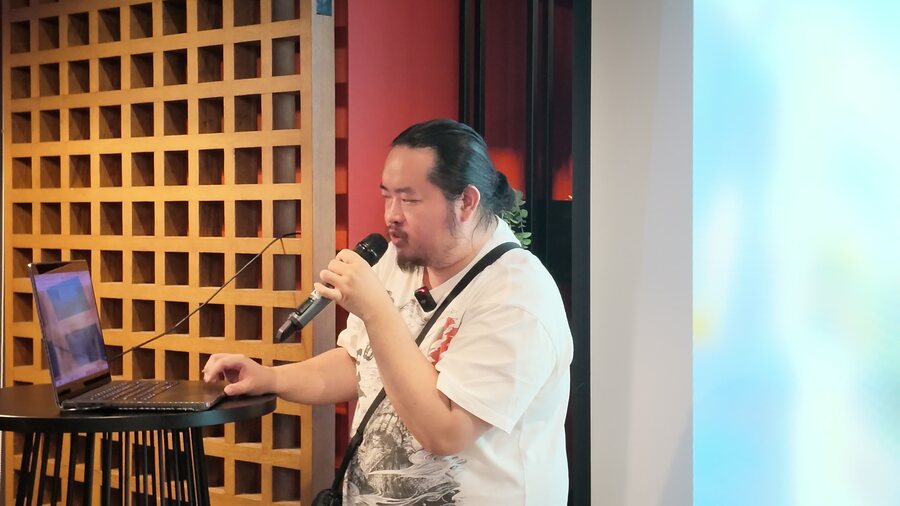 Lok Wong presenting at The Hive