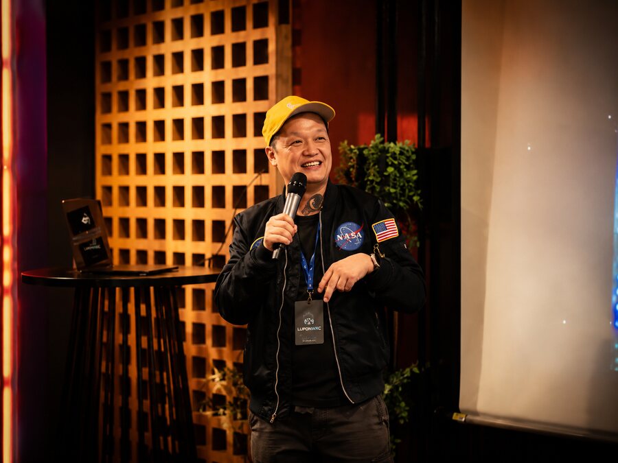 Hanley Leung presenting at The Hive in a Mario hat